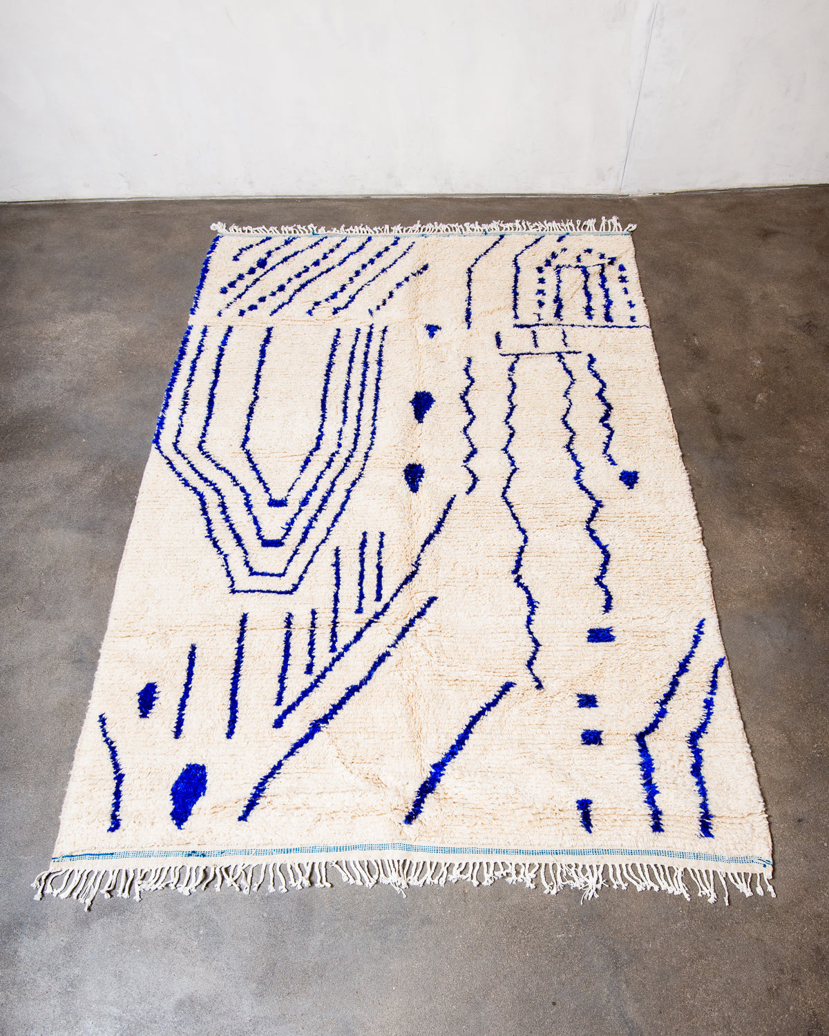 Modern designer handcrafted Berber rug from Morocco. Azilal rug with beautiful colours and patterns. Made of sheep’s wool and colourful cotton.